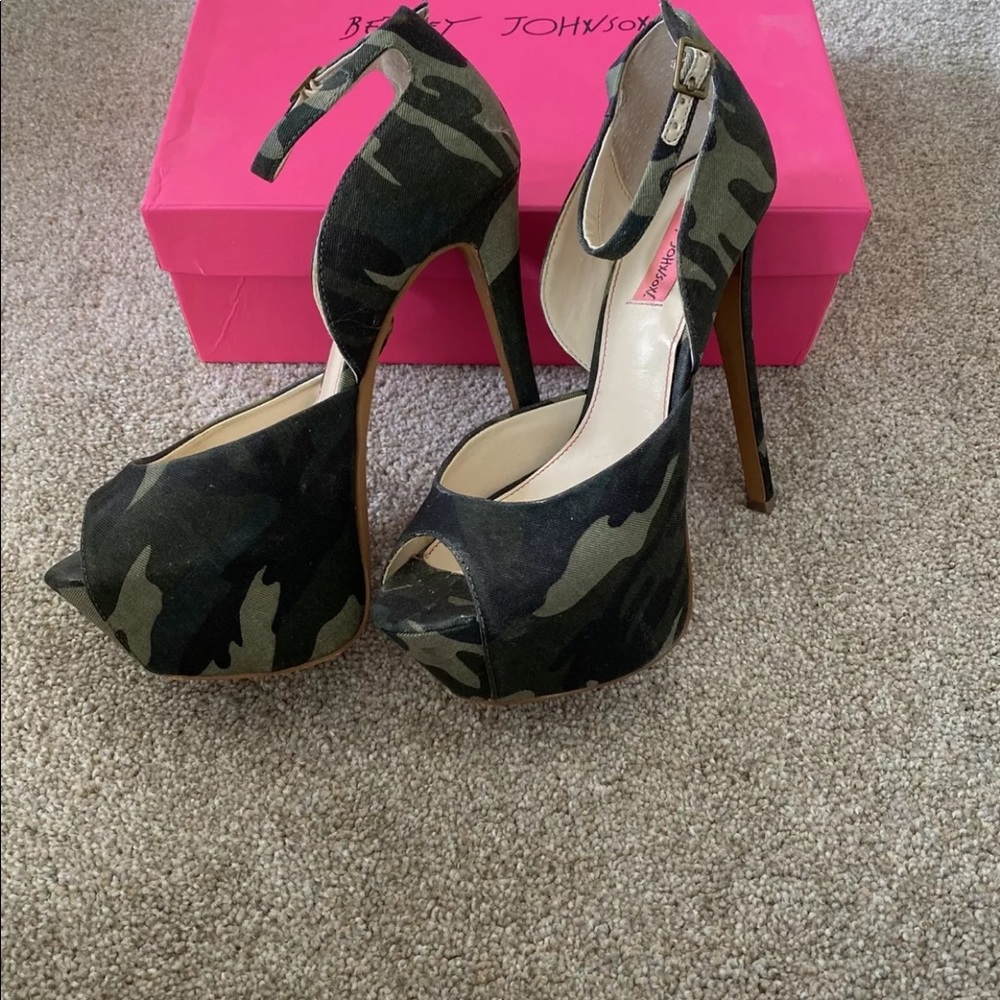 BETSEY JOHNSON “BANDIT” CAMO PLATFORM HEELS…SIZE 8